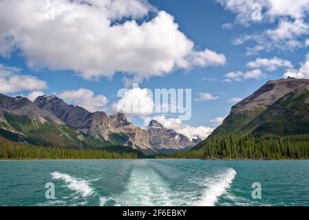 Crociera in barca sul lago Maligne, Jasper National Park, Alberta, Montagne Rocciose, Canada Foto Stock