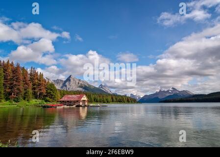 Boat house al lago Maligne nel Jasper National Park, Alberta, Montagne Rocciose, Canada Foto Stock