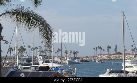 Oceanside, California USA - 27 Jan 2020: Waterfront porto villaggio di pescatori, yacht di lusso barche a vela galleggianti, porto marina banchina. Alberi per barche a vela, Foto Stock