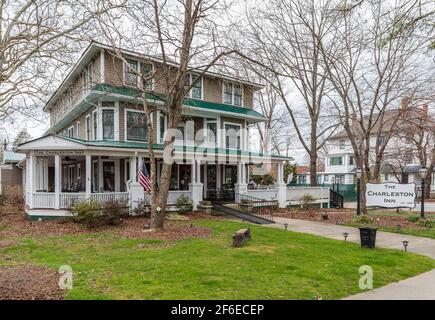 HENDERSONVILLE, NC, USA-23 MARZO 2021: Il Charleston Inn, fondato nel 1880, nel centro di Hendersonville. Un elegante bed and breakfast di 16 camere. Foto Stock