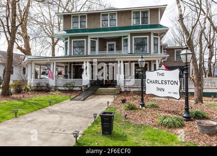 HENDERSONVILLE, NC, USA-23 MARZO 2021: Il Charleston Inn, fondato nel 1880, nel centro di Hendersonville. Un elegante bed and breakfast di 16 camere. Foto Stock