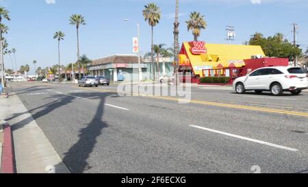 Oceanside, California USA - 20 Feb 2020: Wienerschnitzel hot dog fast food sulla pacific Coast Highway 1, storica Route 101. Palme sulla strada, strada Foto Stock