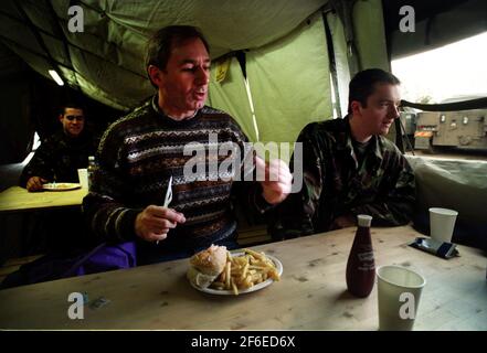 Segretario di Stato per la Difesa Geoff Hoon dicembre 1999Danza Con le giubbotti verdi reali a Pristina Kosovo Foto Stock