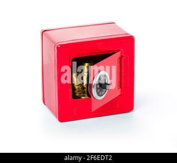 Cassaforte con monete d'oro isolate su uno sfondo bianco con tracciato di ritaglio Foto Stock