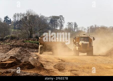 Dumper articolato Cat 740B e dumper articolato Bell B40D in funzione A Hanson aggrega nuova cava lungo la valle di Nene tra Cogenhoe e Grendan Foto Stock