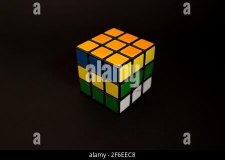 Avola, Italia - 31 marzo 2021: Primo piano di un cubo di Rubik non risolto su sfondo nero. Cubo di Rubik inventato da un architetto ungherese Erno Rub Foto Stock