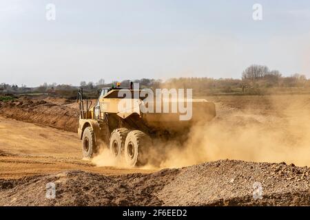 Il dumper articolato Cat 740B che lavora presso Hanson aggrega nuove cave lungo la valle di Nene tra Cogenhoe e Grendan Northamptonshire, Engalnd, Regno Unito. Foto Stock