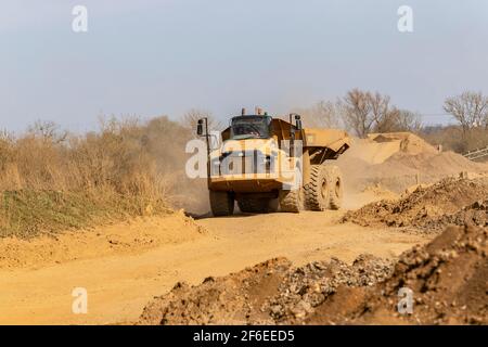 Il dumper articolato Cat 740B che lavora presso Hanson aggrega nuove cave lungo la valle di Nene tra Cogenhoe e Grendan Northamptonshire, Engalnd, Regno Unito. Foto Stock