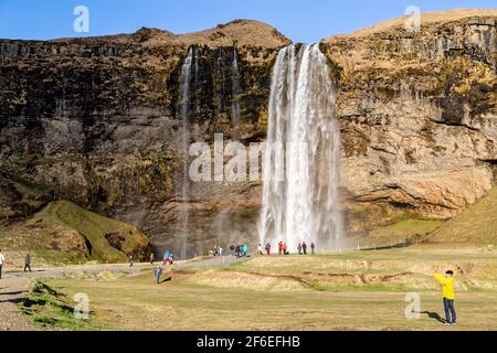 Seljalandsfoss, Islanda. 18 maggio 2015. Seljalandsfoss è una cascata situata nella regione meridionale dell'Islanda. Seljalandsfoss 65m gocce Foto Stock