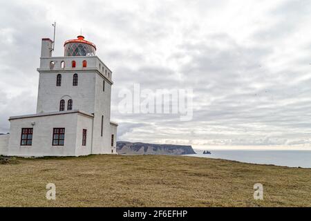 Dyrhólavegur, Islanda. 19 maggio 2015. Il Faro di Dyrhólaey (Dyrhólaeyjarviti) è un faro situato nel sud dell'Islanda. Foto Stock