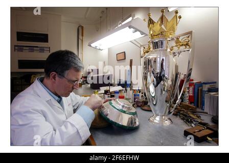 La Coppa di premiership in corso di incisione per l'anno 2005, ad Aspreys sul vecchio Bond st da Philip sale.pic David Sandison 4/5/2005 Foto Stock