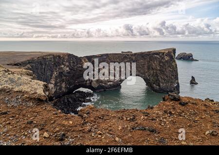 Dyrhólavegur, Islanda. 19 maggio 2015. Grande arco di roccia vulcanica nel mare visto dal punto di vista di Dyrhólaey in Islanda del Sud. Foto Stock