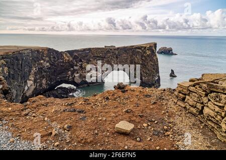 Dyrhólavegur, Islanda. 19 maggio 2015. Grande arco di roccia vulcanica nel mare visto dal punto di vista di Dyrhólaey in Islanda del Sud. Foto Stock