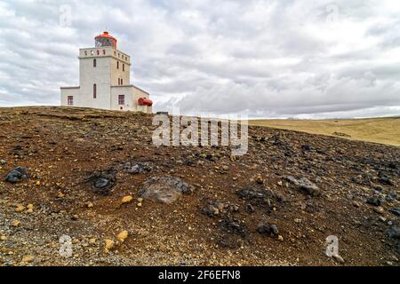 Dyrhólavegur, Islanda. 19 maggio 2015. Il Faro di Dyrhólaey (Dyrhólaeyjarviti) è un faro situato nel sud dell'Islanda. Foto Stock