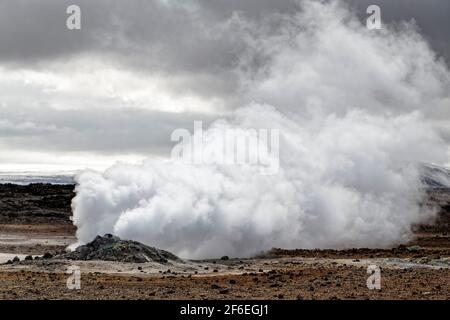 Namafjall, Islanda. 22 maggio 2015. Namafjall (Hverir) è un'area geotermica ad alta temperatura con una serie di solfataras bollenti, fumarole e piscine di fango Foto Stock