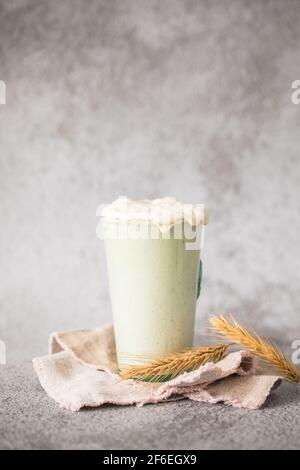 Il lievito di grano per il pane è attivo. Impasto di partenza (miscela fermentata di acqua e farina da utilizzare come lievito per la cottura del pane). Il concetto di un lui Foto Stock