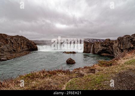 Fossholl, Islanda. 23 maggio 2015. Godafoss, cascata degli dei, scorre dal fiume Skjálfandafljót e si estende per 30 metri. Foto Stock