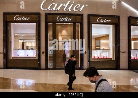 Hong Kong, Cina. 31 Marzo 2021. Gli amanti dello shopping passeranno davanti al conglomerato francese di merci di lusso Cartier Store a Hong Kong. (Foto di Budrul Chukrut/SOPA Images/Sipa USA) Credit: Sipa USA/Alamy Live News Foto Stock