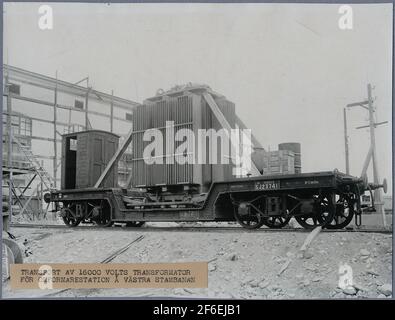 Trasporto di un trasformatore da 16000 volt per la stazione di conversione sullo stelo occidentale. Le ferrovie statali, SJ Q1 23741. Foto Stock