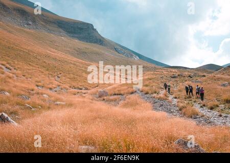 Un gruppo di persone è trekking nelle montagne del Parco Nazionale dei Monti Sibillini (Marche, Italia, Europa) Foto Stock