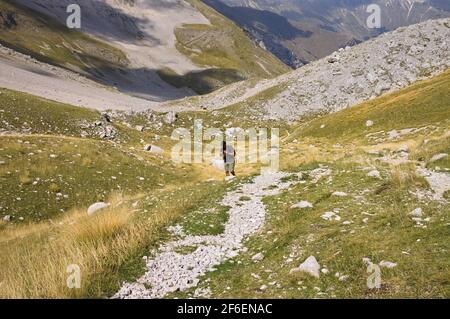 Un uomo isolato fa escursioni sulle montagne del Parco Nazionale dei Monti Sibillini (Marche, Italia, Europa) Foto Stock