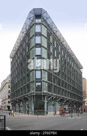 60 Queen Victoria Street, Londra, Regno Unito. 1999 edificio per uffici di Foggo Associates con facciata in bronzo e telaio esterno in acciaio. Foto Stock