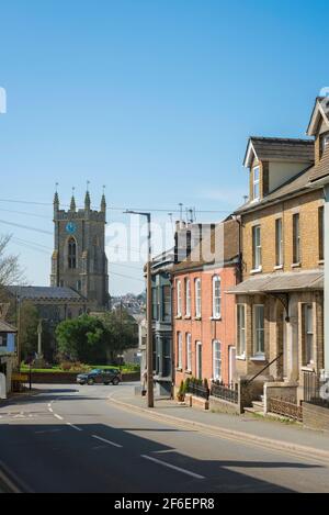 Essex UK, vista lungo Head Street verso St Andrew's Parish Church situata nel centro della tradizionale città mercato di Halstead, Essex, Regno Unito Foto Stock