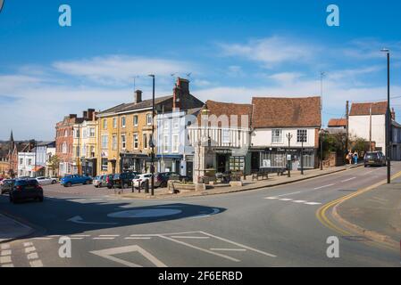 Halstead Essex UK, vista in estate dell'angolo di High Street e Hedingham Road nel centro storico della città di Halstead, Essex, Regno Unito Foto Stock