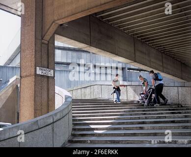 Sta lottando per ottenere un passeggino attraverso la giungla di cemento, Paradise Place, Birmingham City Centre. Foto Stock