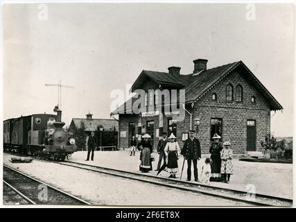 La stazione è stata aperta nel 1888-11-13. Stationhouse con un piano e mezzo. Modernizzato nel 1941. Si è astenuto nel 1978. för Lok 2. Loket Gustaf Wasa, è stato lasciato nel 1875 da Nohab, numero di fabbricazione 61. È stato demolito nel 1929. Foto Stock