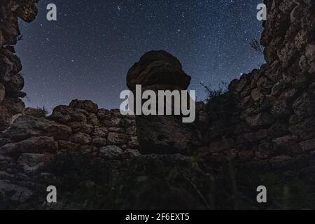 Magnifica fotografia del talayot ​​ (costruzione preromana) della Artá ​​area, a Maiorca, Isole Baleari, Spagna. Foto Stock