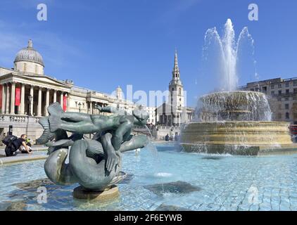 Londra, Inghilterra, Regno Unito. Trafalgar Square il giorno più caldo di marzo per 50 anni - 30 marzo 2021 Foto Stock