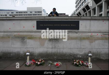 La realizzazione del National Covid Memorial Wall di Londra. Foto Stock