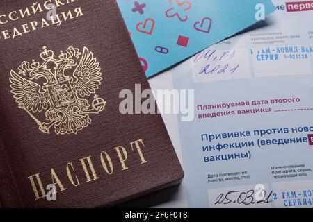 Mosca, Russia - Marzo 31 2021: Primo piano del passaporto russo che stabilisce il certificato di vaccinazione COVID-19. Foto Stock