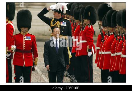 Tony Blair incontra il Premier del Consiglio di Stato della Repubblica popolare Cinese, S.E. il signor Wen Jiabao nel cortile dell'Ufficio di Foriegn per ispezionare la guardia d'onore, le regine co primo Batalion Grenadier Guards.pic David Sandison 10/5/2004 Foto Stock