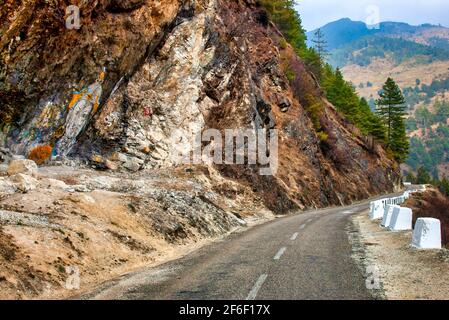 Grotta dipinta sulla strada per Bumthang, Bhutan Foto Stock