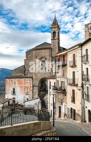 Indietro di San Michele in Roccacasale, antico borgo montano, con le case appoggiate alle mura della chiesa. Roccacasale, Abruzzo Foto Stock