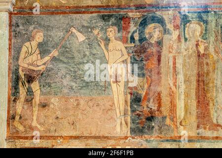 Affreschi che adornano l'abside dell'altare maggiore della chiesa di Santa Maria a Ronzano.l'espulsione di Adamo ed Eva e l'Annunciazione. Abruzzo Foto Stock