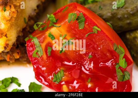 Verdure marinate e torta tradizionale pastorello con forcembeat di agnello. Macro. La foto può essere utilizzata come sfondo completo. Foto Stock