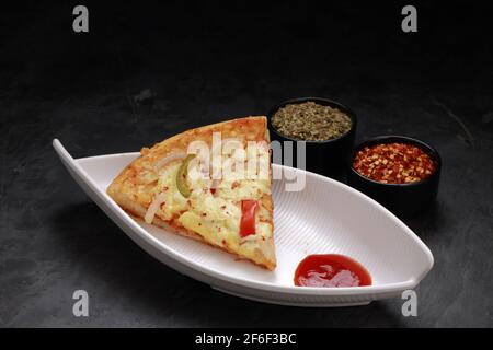 Pizza 3 pizza al formaggio a strati, fatta con peperone rosso, verde e giallo, cipolla e mozzarella, sottile fetta di crosta di pasticceria ben arrangiata Foto Stock