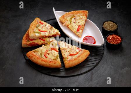 Pizza 3 pizza al formaggio a strati, fatta con peperone rosso, verde e giallo, cipolla e mozzarella, sottili fette di crosta di pasta arrangiate splendidamente Foto Stock