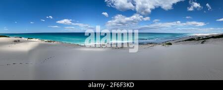 Vista panoramica delle dune di sabbia e della spiaggia nella splendida riserva naturale De Hoop, costa dell'Oceano Atlantico, Sudafrica Foto Stock