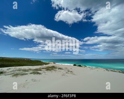 Vista panoramica delle dune di sabbia e della spiaggia nella splendida riserva naturale De Hoop, costa dell'Oceano Atlantico, Sudafrica Foto Stock