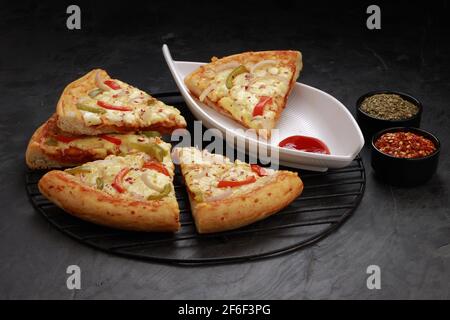 Pizza 3 pizza al formaggio a strati, fatta con peperone rosso, verde e giallo, cipolla e mozzarella, sottili fette di crosta di pasta arrangiate splendidamente Foto Stock