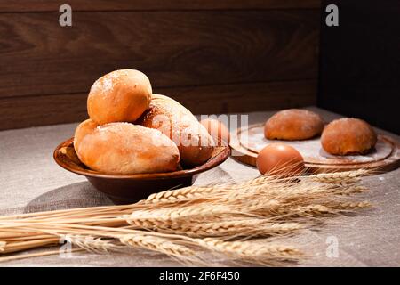 cartolina con torte e conigli fatti in casa, spazio di copia, utilizzare come sfondo Foto Stock