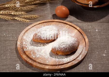 tagliere rotondo in farina con due torte Foto Stock