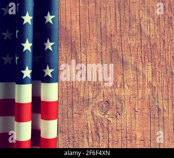 Vista dall'alto della bandiera americana su sfondo di legno. Foto Stock