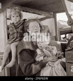 Madre e due bambini in viaggio. Tulelake, Contea di Siskiyou, California. 1939. Fotografia di Dorothea Lange. Foto Stock