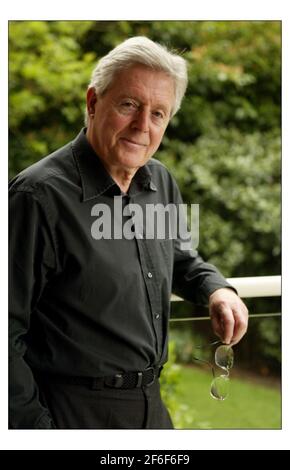 Michael Aspel a casa nella zona ovest di Londra.pic David Sandison 30/4/2004 Foto Stock