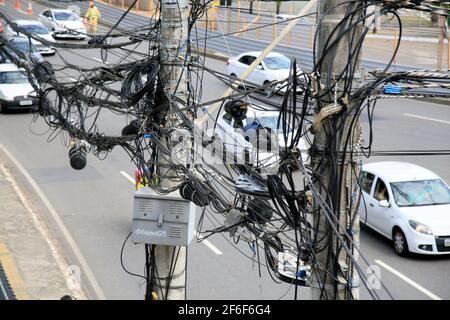 salvador, bahia, brasile - 4 gennaio 2021: i fili e i cavi della rete elettrica e telefonica sono visti su un polo della rete elettrica in Foto Stock